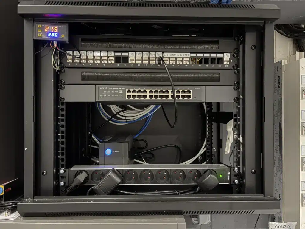 Intégration d'un switch TP-Link 24 ports, d'un onduleur et d'un bandeau de prises dans la baie VDI.