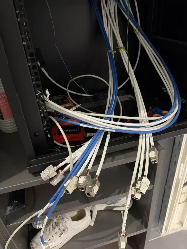 Repérage et câblage de connecteurs keystones RJ45 blindés sur câbles Ethernet bleus et blancs.