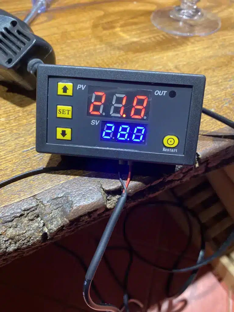 Test de fonctionnement du thermostat électronique 12V W3230 affichant la température de consigne.