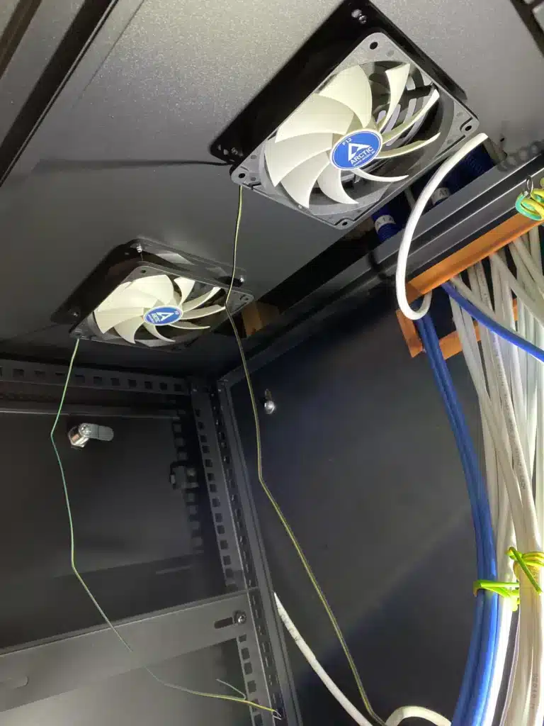 Deux ventilateurs Arctic F12 de 120mm installés en extraction sur le toit de la baie réseau.