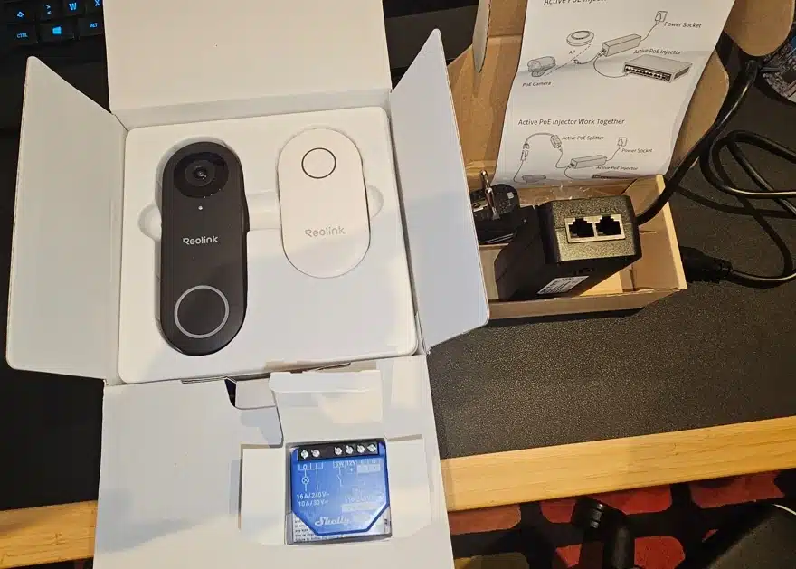 Contenu du pack sonnette connectée vidéo Reolink PoE avec carillon secteur, injecteur PoE et micro-module Shelly pour domotique